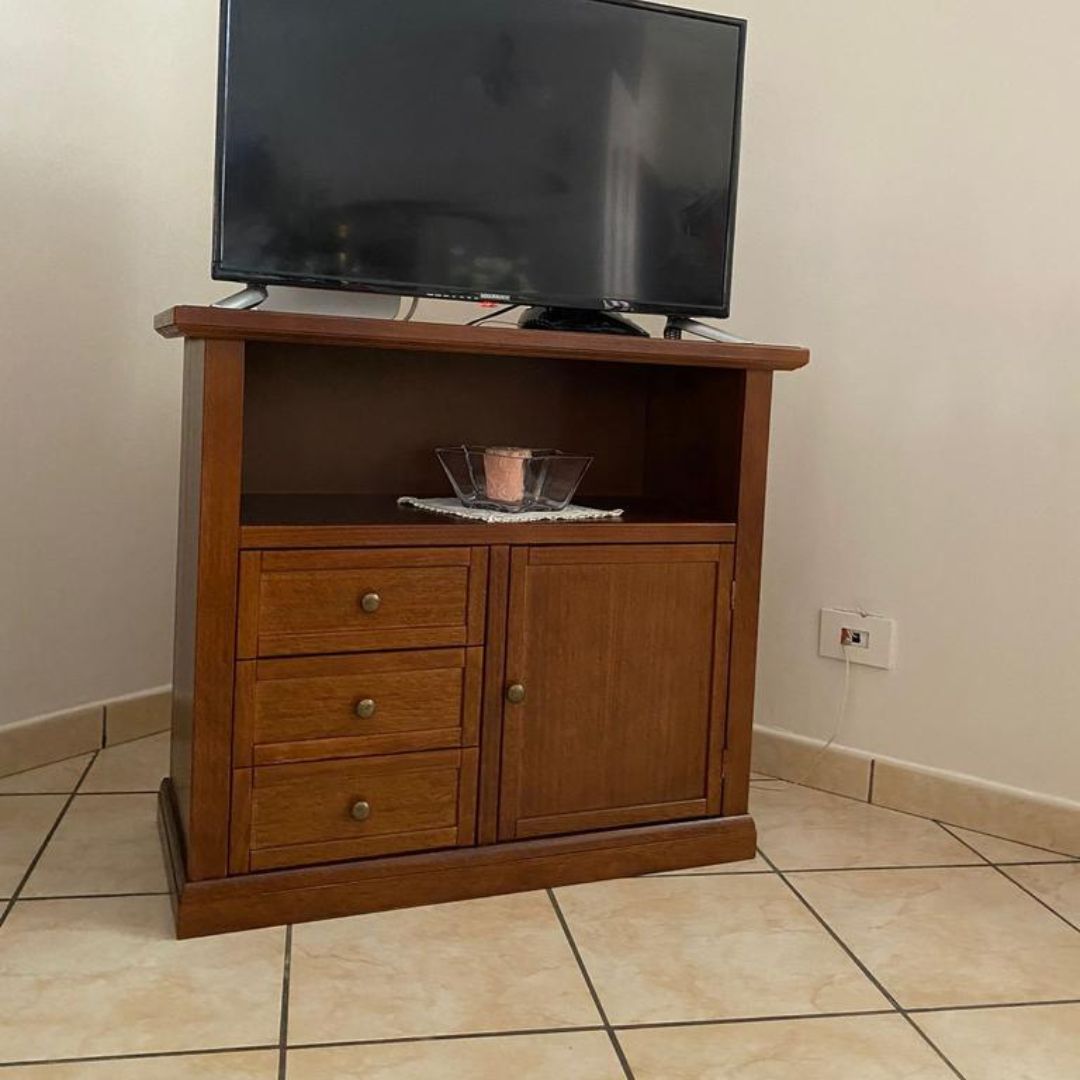 Mobile porta TV in legno noce scuro stile arte povera con cassetti e vano a giorno.